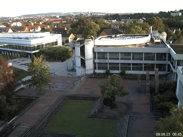 Foto der Webcam: Verwaltungsgebäude, Innenhof mit Audimax, Hörsaal-Gebäude 1