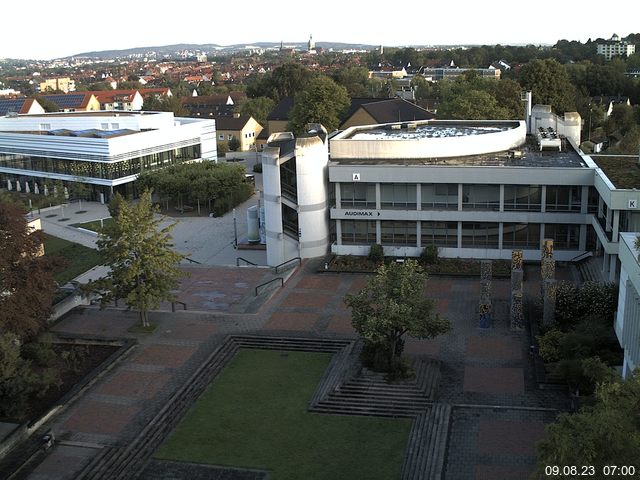 Foto der Webcam: Verwaltungsgebäude, Innenhof mit Audimax, Hörsaal-Gebäude 1