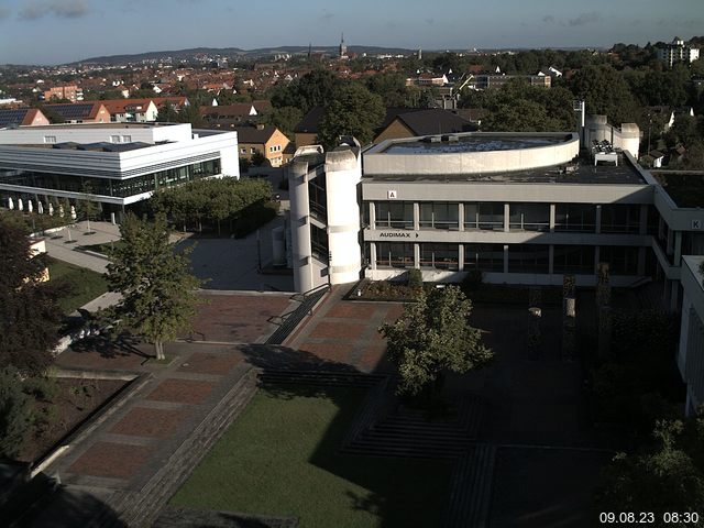 Foto der Webcam: Verwaltungsgebäude, Innenhof mit Audimax, Hörsaal-Gebäude 1