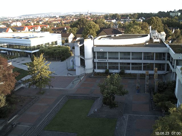 Foto der Webcam: Verwaltungsgebäude, Innenhof mit Audimax, Hörsaal-Gebäude 1