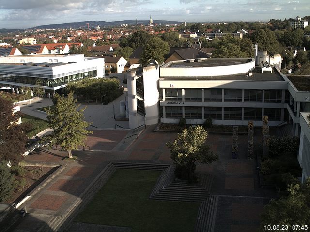 Foto der Webcam: Verwaltungsgebäude, Innenhof mit Audimax, Hörsaal-Gebäude 1