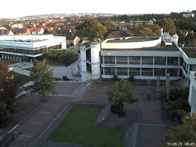 Foto der Webcam: Verwaltungsgebäude, Innenhof mit Audimax, Hörsaal-Gebäude 1