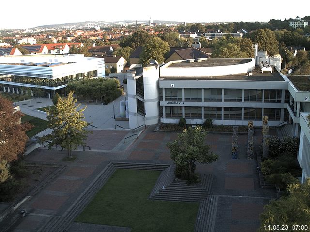 Foto der Webcam: Verwaltungsgebäude, Innenhof mit Audimax, Hörsaal-Gebäude 1