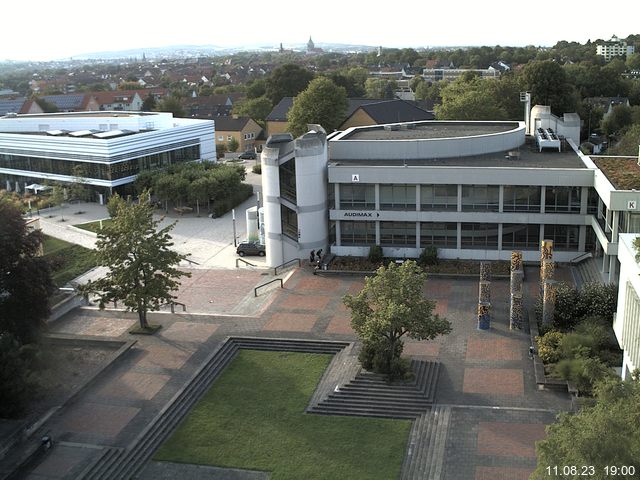 Foto der Webcam: Verwaltungsgebäude, Innenhof mit Audimax, Hörsaal-Gebäude 1