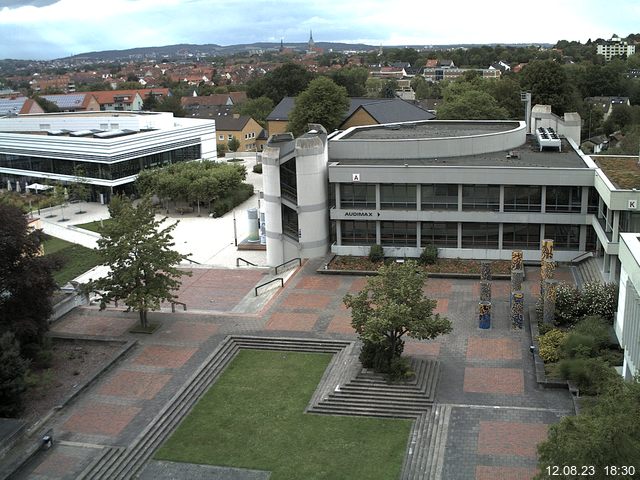 Foto der Webcam: Verwaltungsgebäude, Innenhof mit Audimax, Hörsaal-Gebäude 1