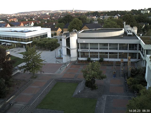 Foto der Webcam: Verwaltungsgebäude, Innenhof mit Audimax, Hörsaal-Gebäude 1