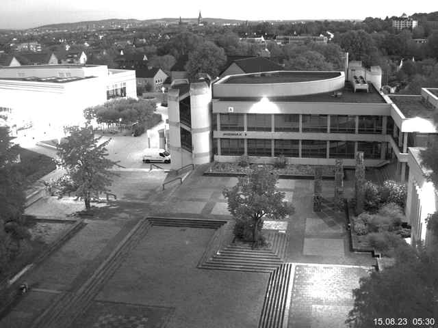 Foto der Webcam: Verwaltungsgebäude, Innenhof mit Audimax, Hörsaal-Gebäude 1