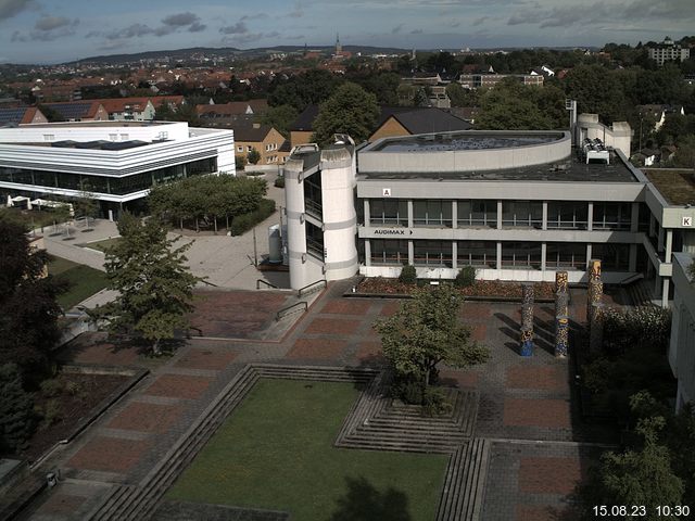 Foto der Webcam: Verwaltungsgebäude, Innenhof mit Audimax, Hörsaal-Gebäude 1