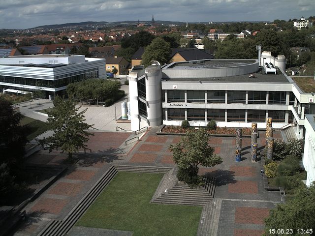 Foto der Webcam: Verwaltungsgebäude, Innenhof mit Audimax, Hörsaal-Gebäude 1