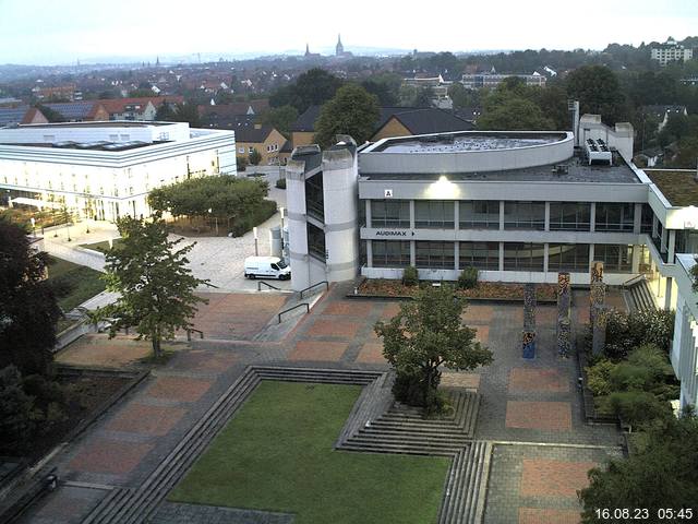 Foto der Webcam: Verwaltungsgebäude, Innenhof mit Audimax, Hörsaal-Gebäude 1