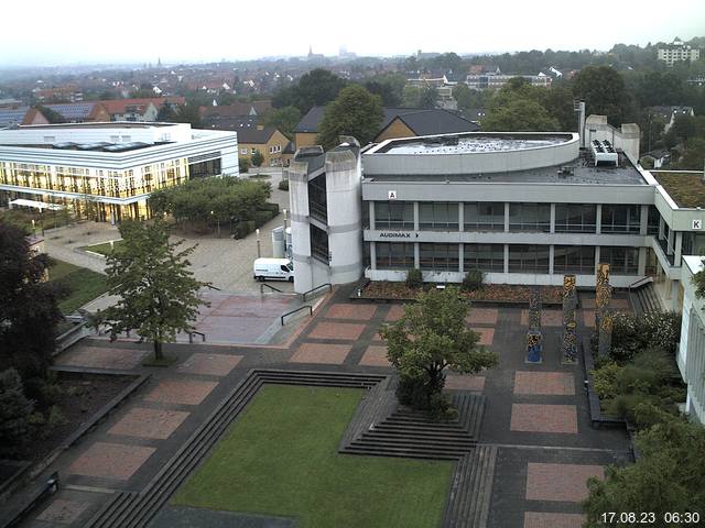 Foto der Webcam: Verwaltungsgebäude, Innenhof mit Audimax, Hörsaal-Gebäude 1