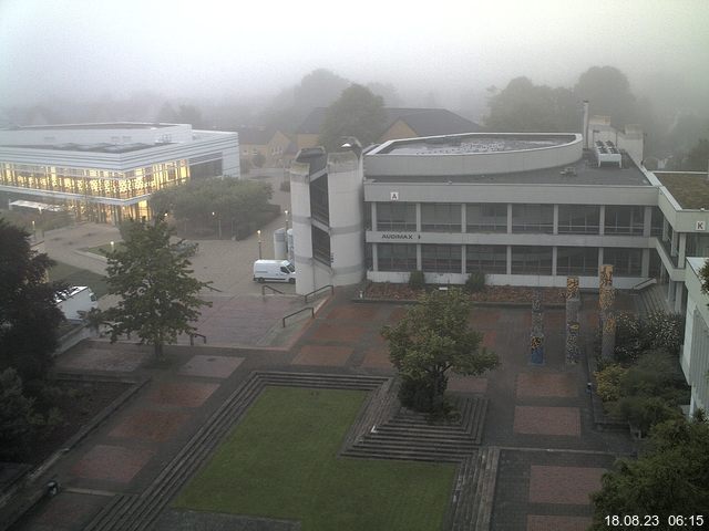 Foto der Webcam: Verwaltungsgebäude, Innenhof mit Audimax, Hörsaal-Gebäude 1