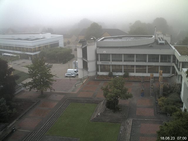 Foto der Webcam: Verwaltungsgebäude, Innenhof mit Audimax, Hörsaal-Gebäude 1