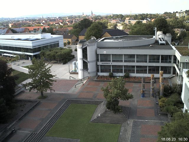 Foto der Webcam: Verwaltungsgebäude, Innenhof mit Audimax, Hörsaal-Gebäude 1