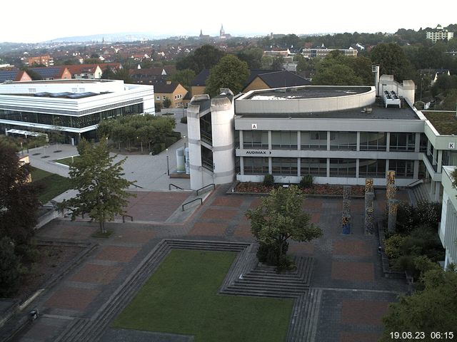 Foto der Webcam: Verwaltungsgebäude, Innenhof mit Audimax, Hörsaal-Gebäude 1