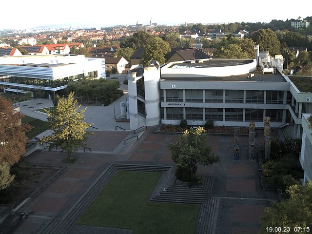 Foto der Webcam: Verwaltungsgebäude, Innenhof mit Audimax, Hörsaal-Gebäude 1