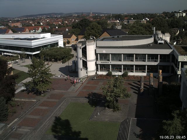 Foto der Webcam: Verwaltungsgebäude, Innenhof mit Audimax, Hörsaal-Gebäude 1