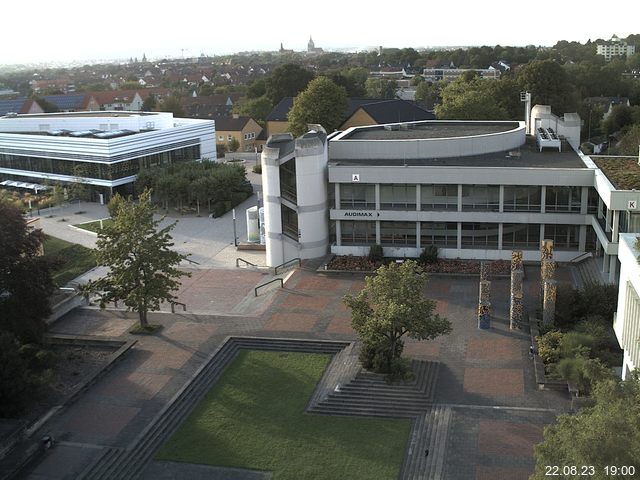 Foto der Webcam: Verwaltungsgebäude, Innenhof mit Audimax, Hörsaal-Gebäude 1