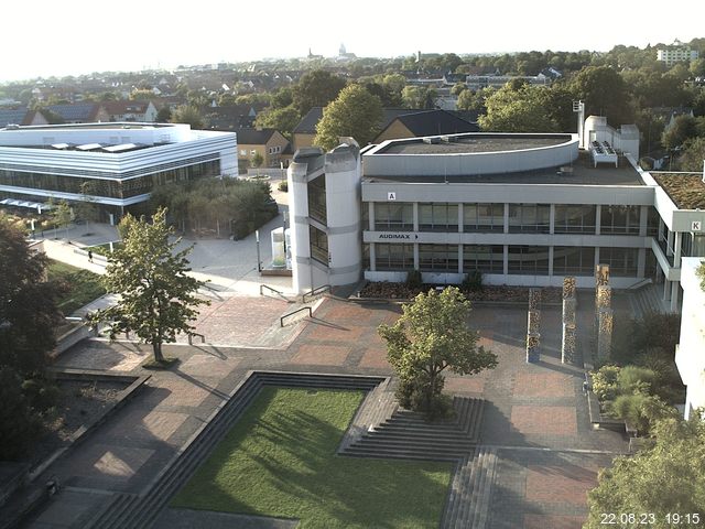 Foto der Webcam: Verwaltungsgebäude, Innenhof mit Audimax, Hörsaal-Gebäude 1