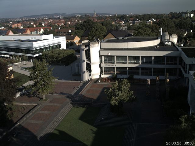 Foto der Webcam: Verwaltungsgebäude, Innenhof mit Audimax, Hörsaal-Gebäude 1