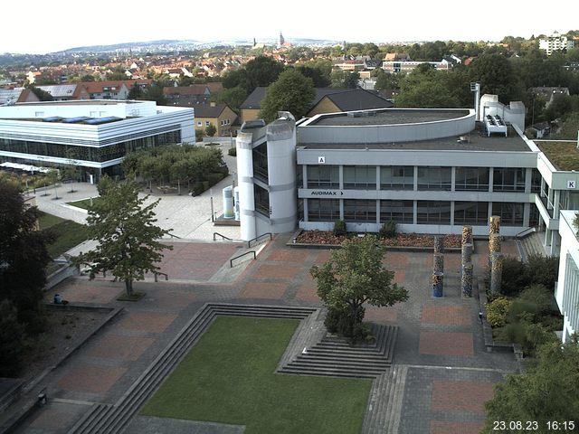 Foto der Webcam: Verwaltungsgebäude, Innenhof mit Audimax, Hörsaal-Gebäude 1