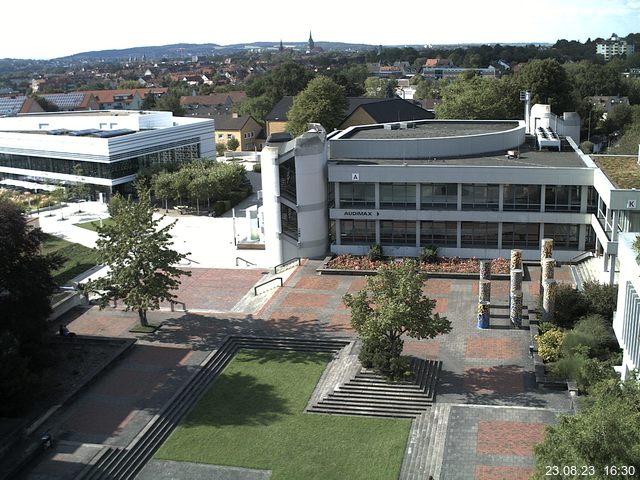 Foto der Webcam: Verwaltungsgebäude, Innenhof mit Audimax, Hörsaal-Gebäude 1