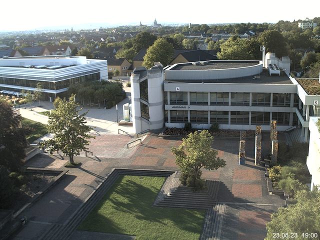 Foto der Webcam: Verwaltungsgebäude, Innenhof mit Audimax, Hörsaal-Gebäude 1