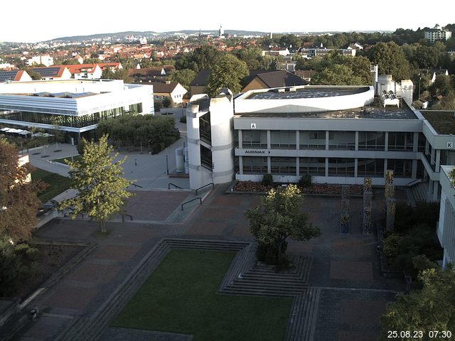 Foto der Webcam: Verwaltungsgebäude, Innenhof mit Audimax, Hörsaal-Gebäude 1