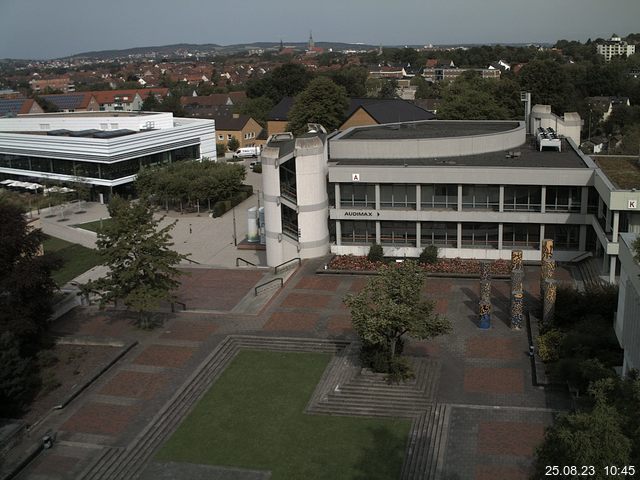 Foto der Webcam: Verwaltungsgebäude, Innenhof mit Audimax, Hörsaal-Gebäude 1