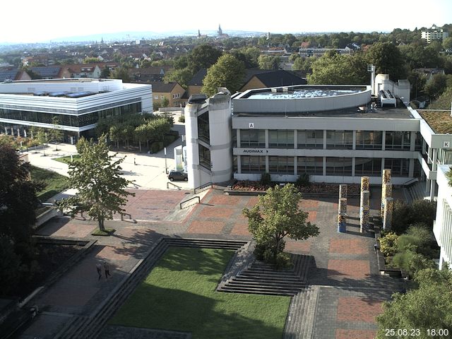 Foto der Webcam: Verwaltungsgebäude, Innenhof mit Audimax, Hörsaal-Gebäude 1