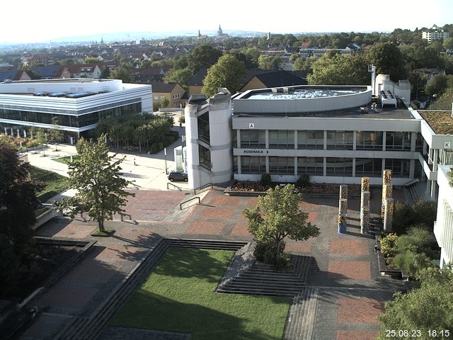 Foto der Webcam: Verwaltungsgebäude, Innenhof mit Audimax, Hörsaal-Gebäude 1