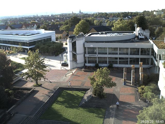 Foto der Webcam: Verwaltungsgebäude, Innenhof mit Audimax, Hörsaal-Gebäude 1