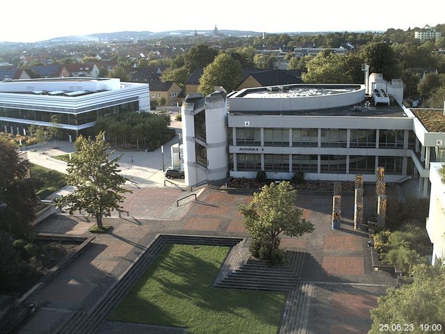 Foto der Webcam: Verwaltungsgebäude, Innenhof mit Audimax, Hörsaal-Gebäude 1