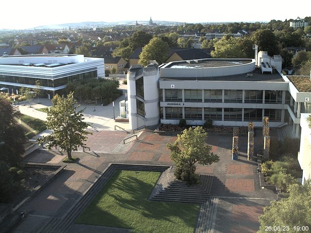 Foto der Webcam: Verwaltungsgebäude, Innenhof mit Audimax, Hörsaal-Gebäude 1