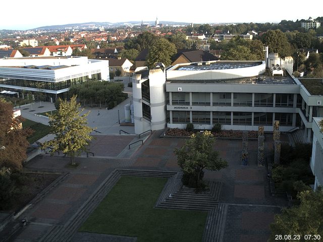 Foto der Webcam: Verwaltungsgebäude, Innenhof mit Audimax, Hörsaal-Gebäude 1