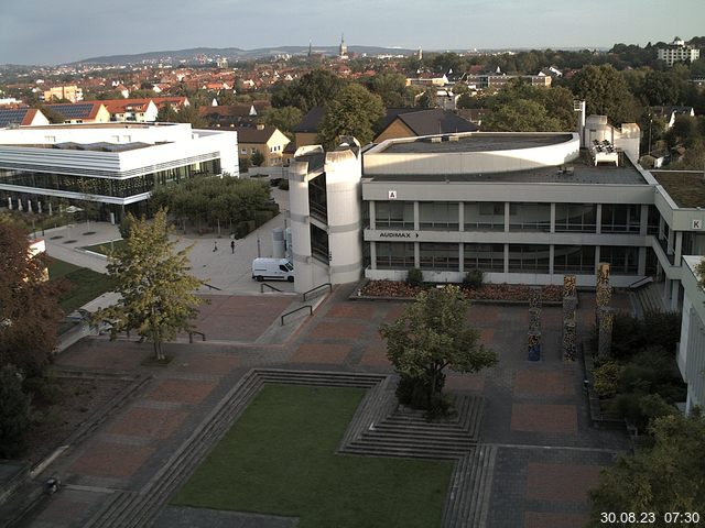 Foto der Webcam: Verwaltungsgebäude, Innenhof mit Audimax, Hörsaal-Gebäude 1