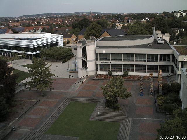 Foto der Webcam: Verwaltungsgebäude, Innenhof mit Audimax, Hörsaal-Gebäude 1