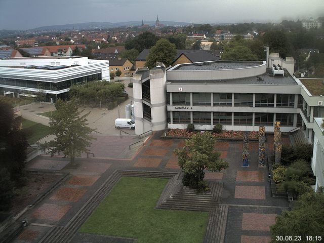 Foto der Webcam: Verwaltungsgebäude, Innenhof mit Audimax, Hörsaal-Gebäude 1