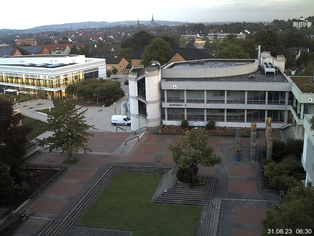 Foto der Webcam: Verwaltungsgebäude, Innenhof mit Audimax, Hörsaal-Gebäude 1