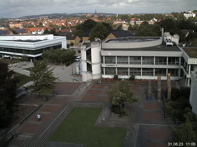 Foto der Webcam: Verwaltungsgebäude, Innenhof mit Audimax, Hörsaal-Gebäude 1