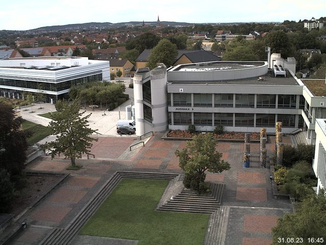 Foto der Webcam: Verwaltungsgebäude, Innenhof mit Audimax, Hörsaal-Gebäude 1