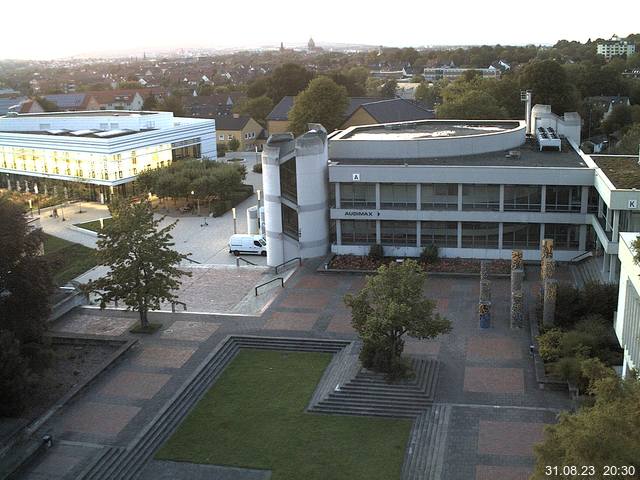 Foto der Webcam: Verwaltungsgebäude, Innenhof mit Audimax, Hörsaal-Gebäude 1