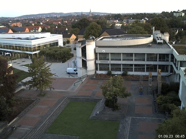 Foto der Webcam: Verwaltungsgebäude, Innenhof mit Audimax, Hörsaal-Gebäude 1