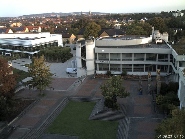 Foto der Webcam: Verwaltungsgebäude, Innenhof mit Audimax, Hörsaal-Gebäude 1