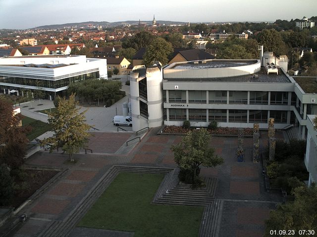 Foto der Webcam: Verwaltungsgebäude, Innenhof mit Audimax, Hörsaal-Gebäude 1