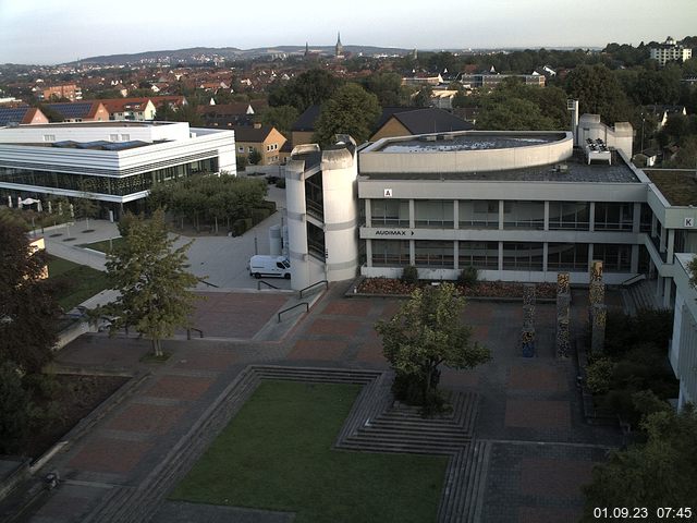 Foto der Webcam: Verwaltungsgebäude, Innenhof mit Audimax, Hörsaal-Gebäude 1