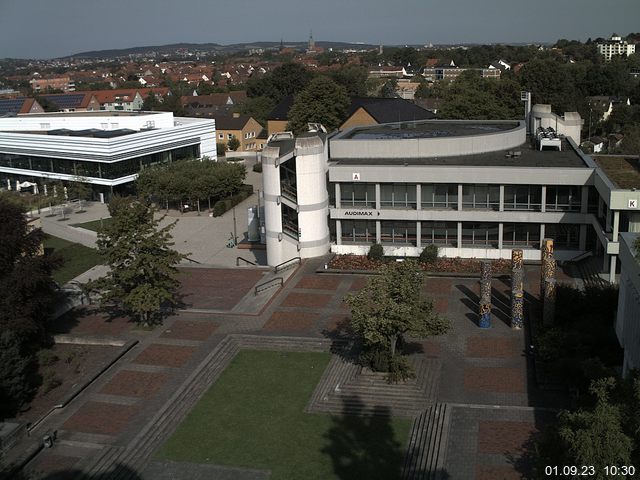 Foto der Webcam: Verwaltungsgebäude, Innenhof mit Audimax, Hörsaal-Gebäude 1