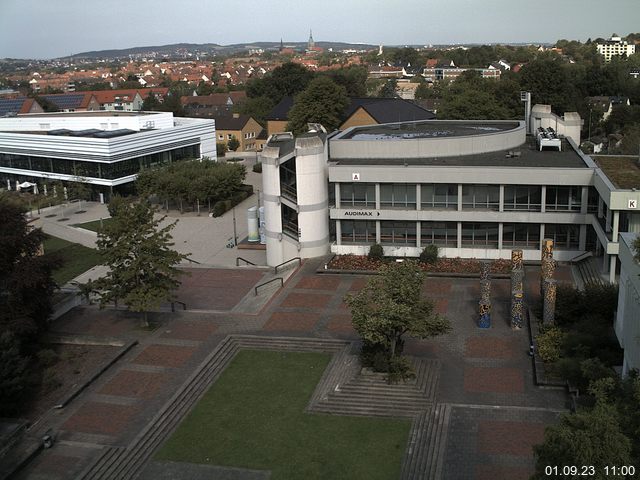 Foto der Webcam: Verwaltungsgebäude, Innenhof mit Audimax, Hörsaal-Gebäude 1