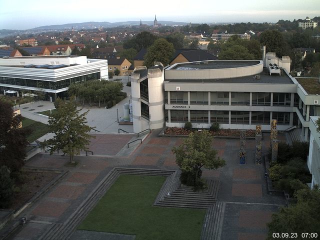 Foto der Webcam: Verwaltungsgebäude, Innenhof mit Audimax, Hörsaal-Gebäude 1