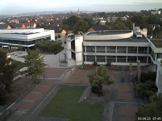 Foto der Webcam: Verwaltungsgebäude, Innenhof mit Audimax, Hörsaal-Gebäude 1